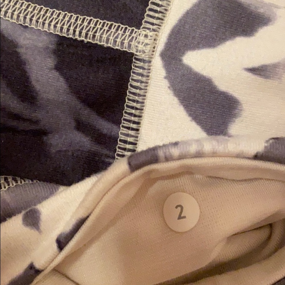 Lululemon Cropped Pattern Legging - image 4